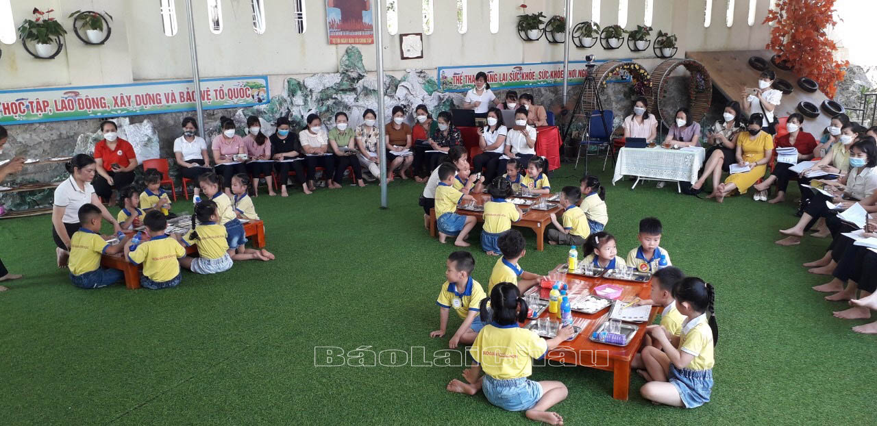 Sáng ngày 27/4, Phòng Giáo dục Đào tạo thành phố Lai Châu tổ chức chuyên đề chuyên đề bồi dưỡng phương pháp giáo dục Steam trong hoạt động chăm sóc giáo dục trẻ.